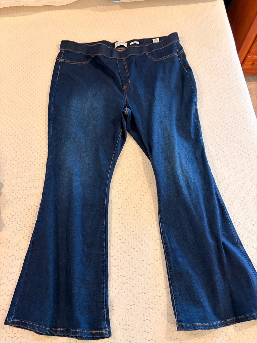NWOT Women's Plus Size 24w Dark Blue Flare Jeans